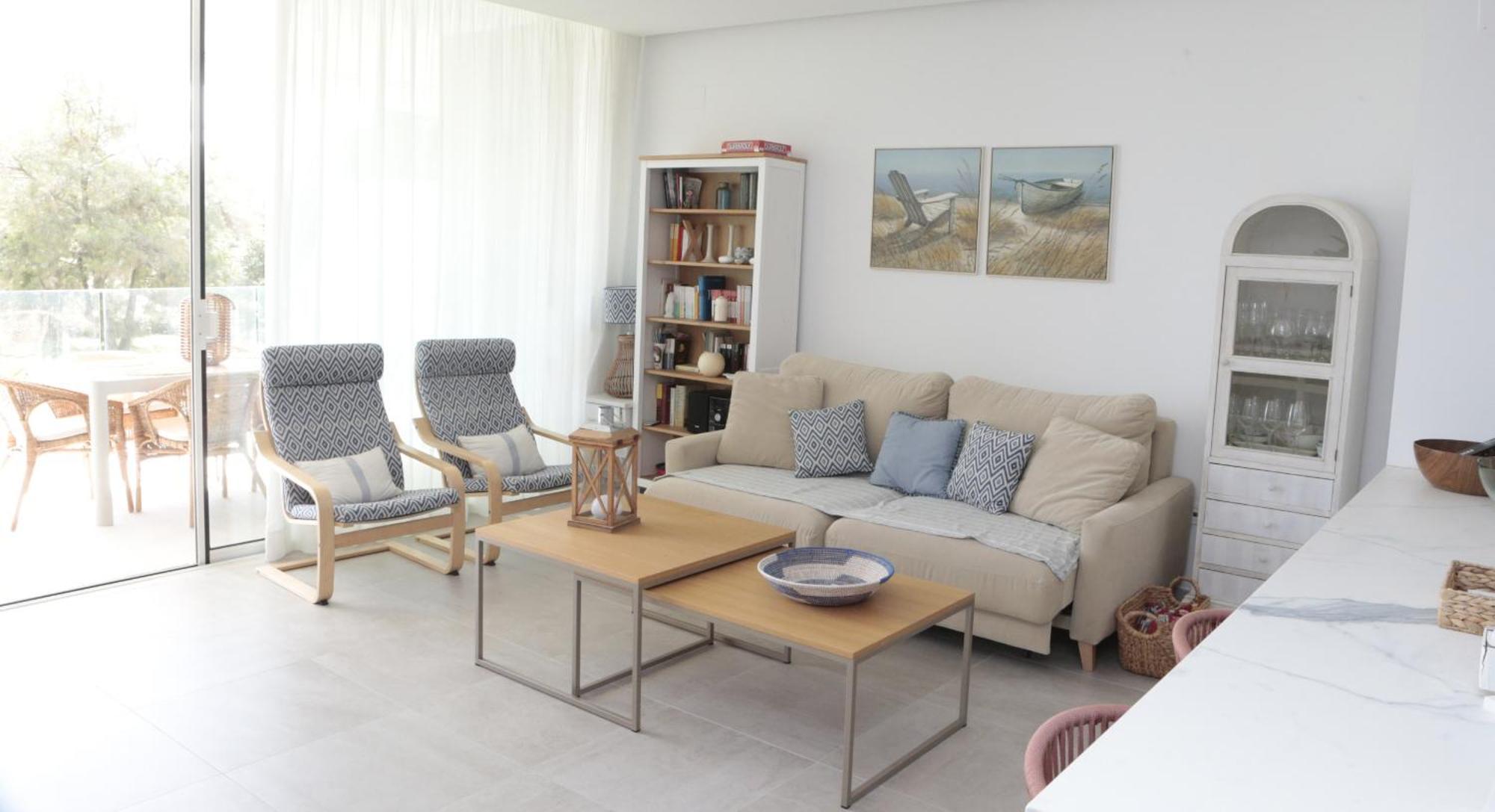 Eleven Views Lightbooking Apartment