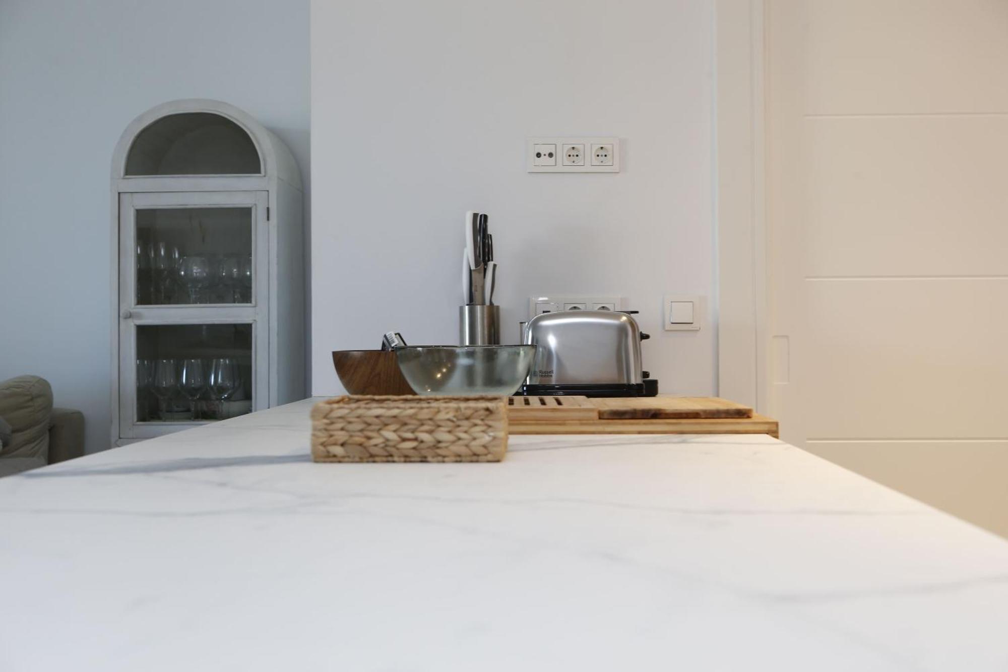 Eleven Views Lightbooking Apartment