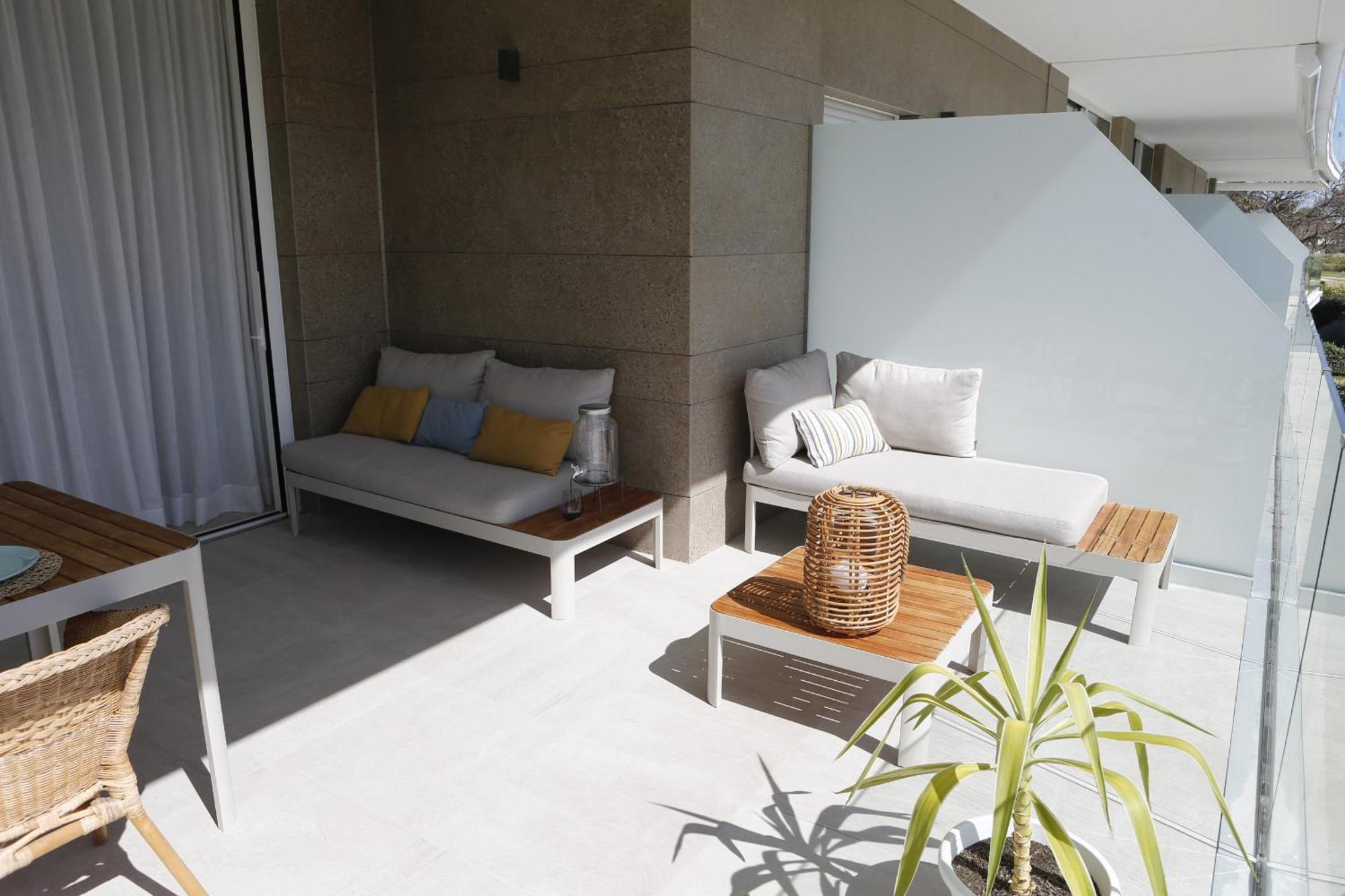 Eleven Views Lightbooking Apartment *